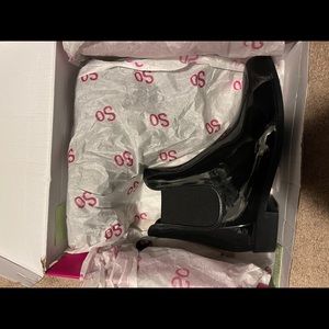 Black short rain boots